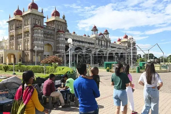mysore tourists at palace